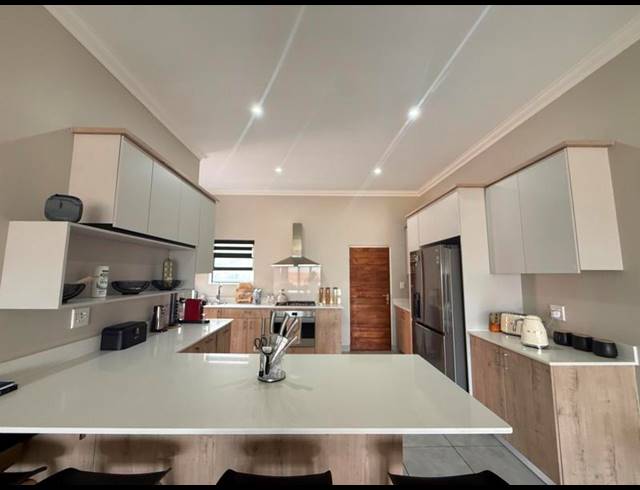 3 BEDROOM HOUSE FOR SALE IN SIX FOUNTAINS